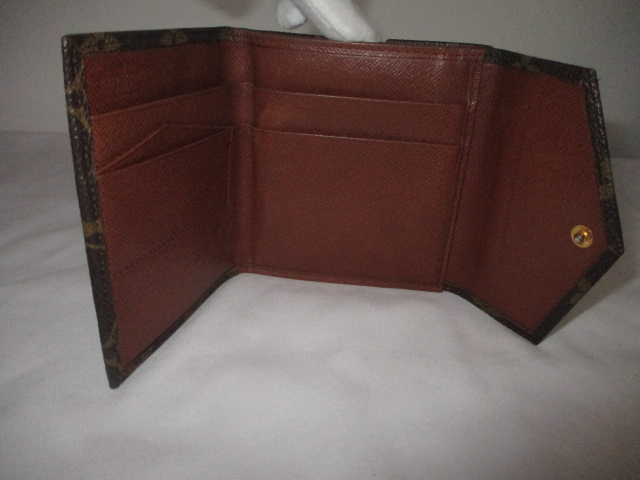 Louis Vuitton Vintage Monogram Elise Square Compact Wallet For Sale at  1stDibs